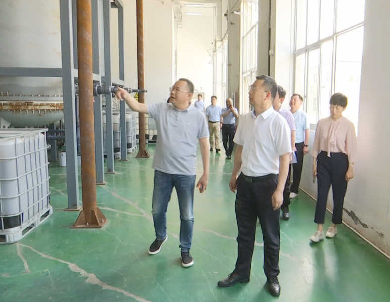 在陪同過程中，市、區(qū)領導了解到了古特生物從成立公司研發(fā)生物合成技術到現(xiàn)在擁有三座生產(chǎn)基地這十二年來的的發(fā)展歷程，CEO秦永發(fā)對古特生物的生產(chǎn)現(xiàn)狀及未來發(fā)展規(guī)劃也作了詳細說明。